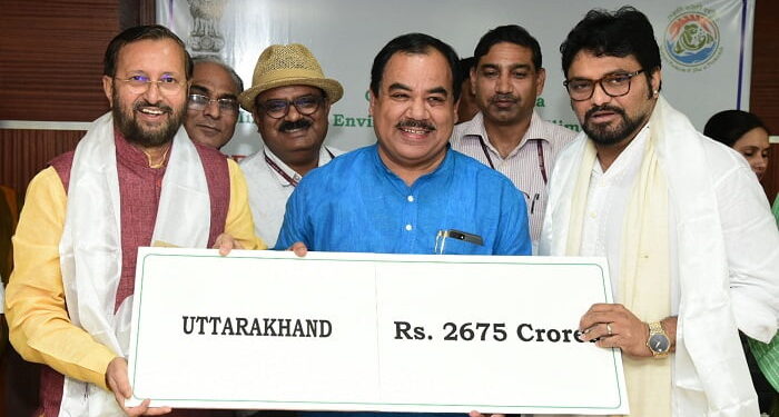 The Union Minister for Environment, Forest & Climate Change and Information & Broadcasting, Shri Prakash Javadekar distributes the CAMPA funds to respective states, during the Meeting of the State Forest Ministers, in New Delhi on August 29, 2019.
The Minister of State for Environment, Forest and Climate Change, Shri Babul Supriyo is also seen.