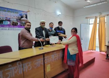 फोटो- पंचायत प्रतिनिधि को प्रमाण पत्र देते हुए।